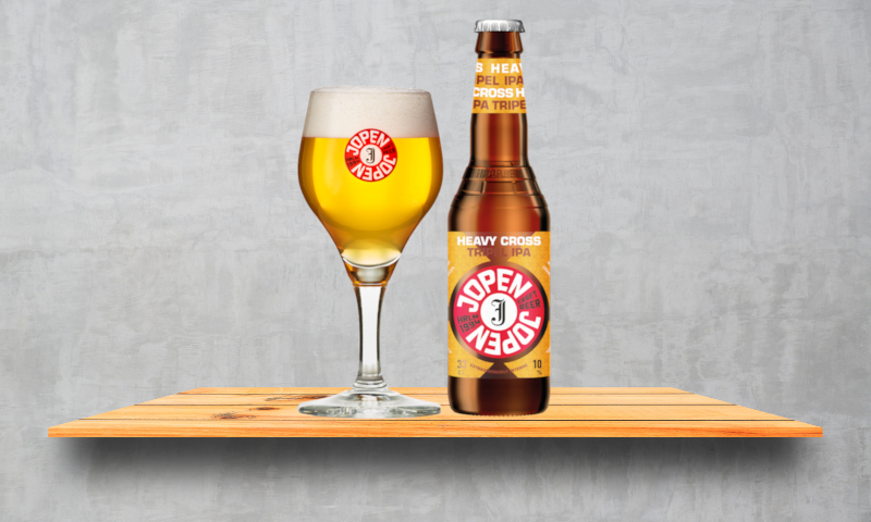 Jopen Heavy Cross glas en flesje op een plank aan de muur